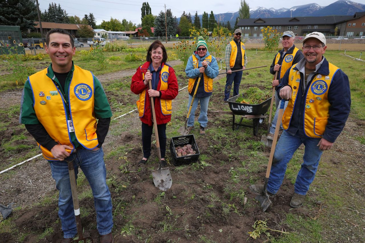 Club de Leones realizando actividades solidarias
